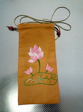 刺繍　ベトナム　蓮の花